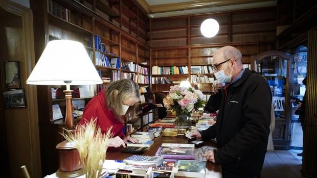 Cierra la librería Pérgamo, abierta desde 1945: «Estamos vendiendo como nunca, el barrio está volcado»