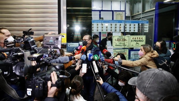 El primer premio se sube al tren de Atocha: «Me jubilé hace 15 días y he repartido 516 millones»