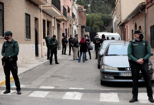 Despliegue de seguridad en la calle donde se ha producido el crimen