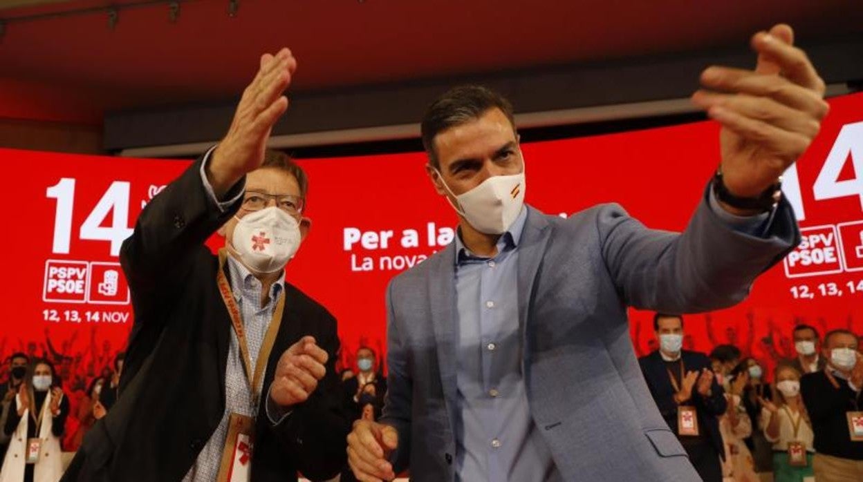 El presidente del Gobierno, Pedro Sánchez, junto a Ximo Puig en el congreso del PSPV en Benidorm, en noviembre