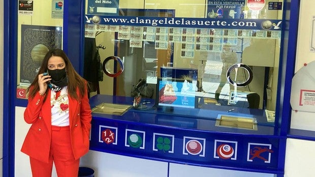 La lotera de Peñaranda que ha repartido 8 millones: «Estoy loca de contenta, ha ido a mucha gente»