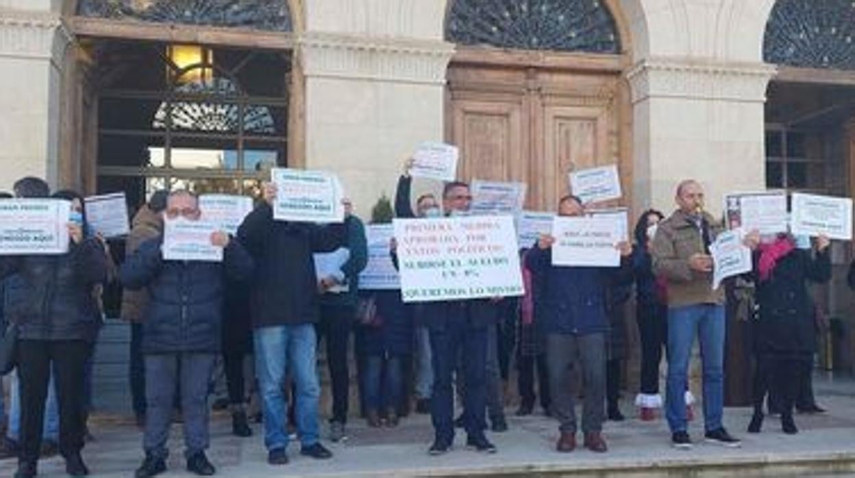 Algunos de los manifestantes a las puertas de la Diputación de Cuenca