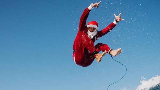 Papá Noel llega a Canarias surfeando