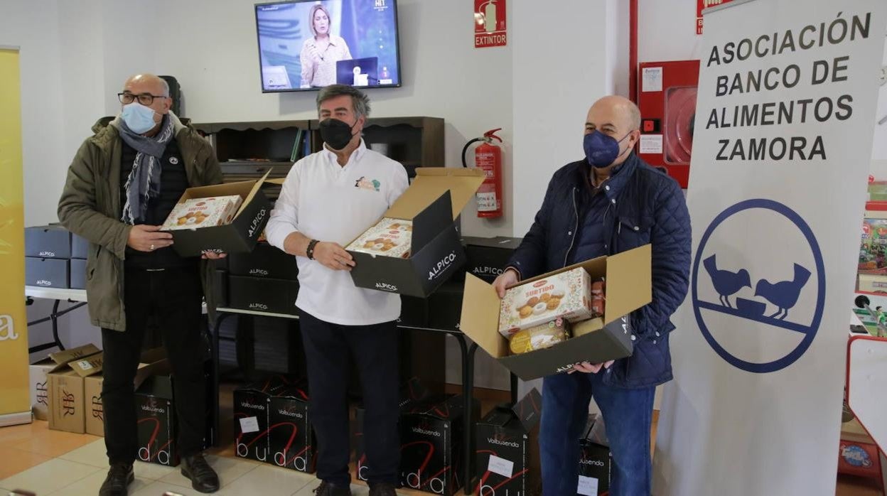 La Cocina Solidaria promovida por la Fundación Caja Rural de Zamora y Asezpan entrega cestas de Navidad a las familias que atiende.