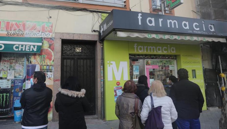 Colas enormes para recoger los test de antígenos en las farmacias de Madrid, donde se han repartido un millón