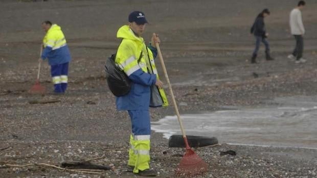 La ley de residuos permitirá multar por fumar en la playa con hasta 2.000 euros