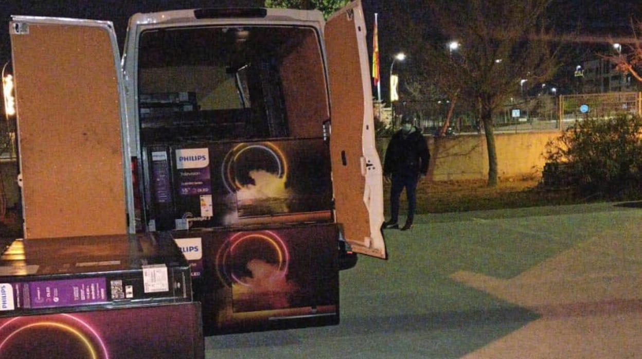 Los agentes establecieron un dispositivo el 18 de diciembre y recuperaron 43 televisores, que los delincuentes ya habían cargado en un furgón