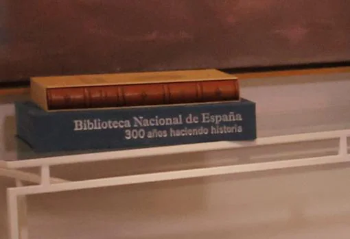 Dos libros: que aparecen «Constituciones Españolas (1812/1978)» y «Biblioteca Nacional de España»