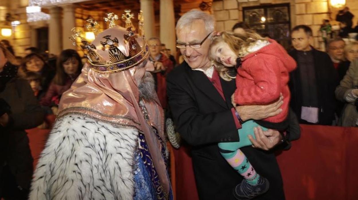 El alcalde de Valencia, Joan Ribó, en una cabalgata de los Reyes Magos