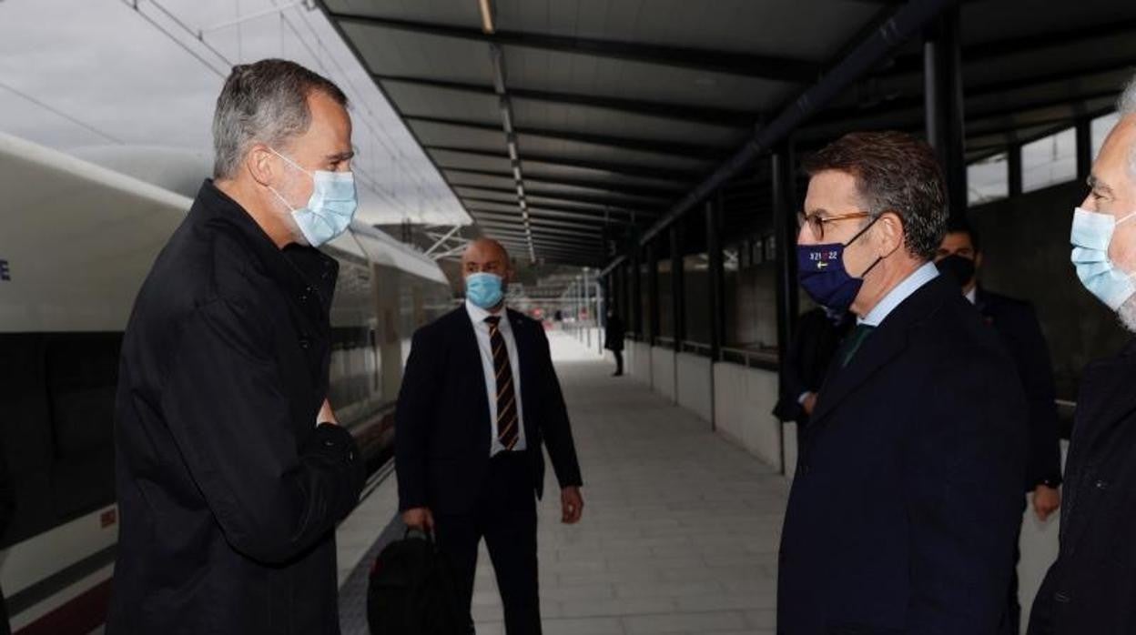 Feijóo saluda al Rey el pasado lunes en la estación de tren de Orense