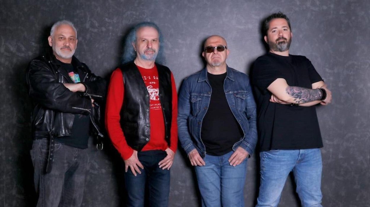 La formación actual de Barón Rojo, con Armando (de rojo) y Carlos de Castro (con gafas) en el centro