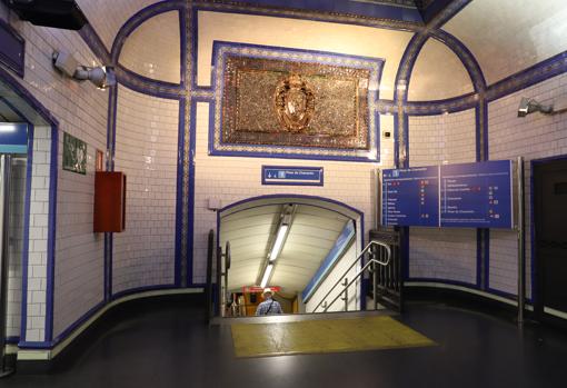 Frontis de la estación de Tirso de Molina, con el escudo antiguo de Madrid