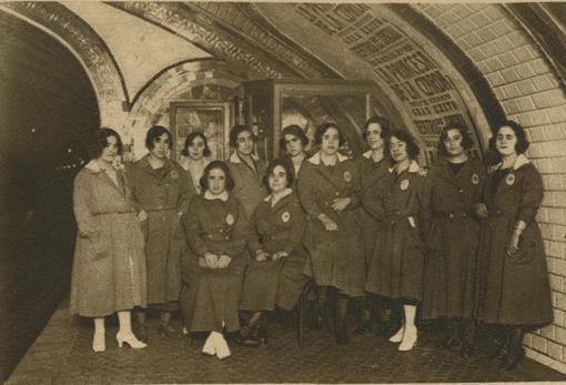 Despacho de libros y periódicos en una estación, en 1921