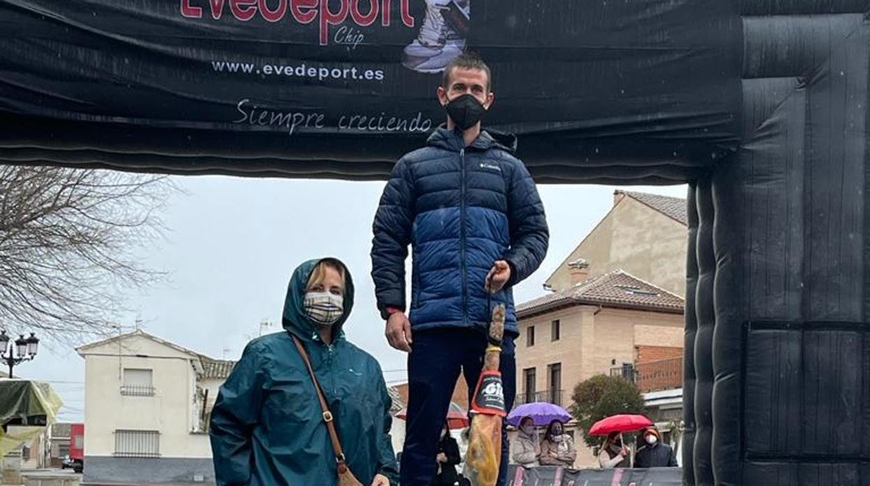 David de la Cruz ganó la San Silvestre Villasecana y posa en el podio con un jamón