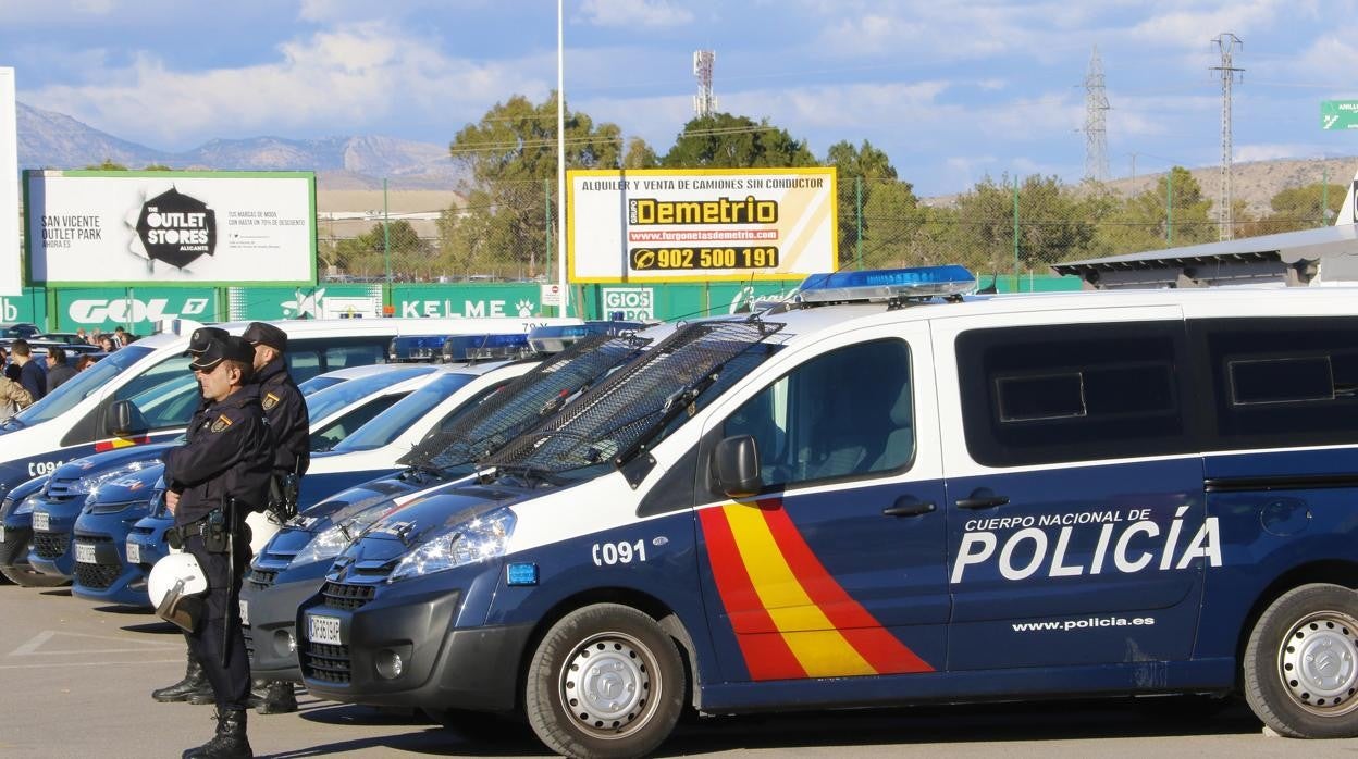 Imagen de archivo de unos agentes de la Policía Nacional en Elche