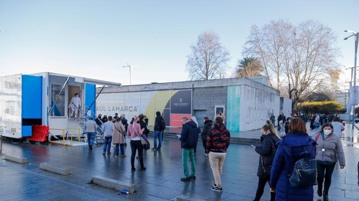 Colas para hacerse una PCR gratuita en Vigo antes de la Navidad