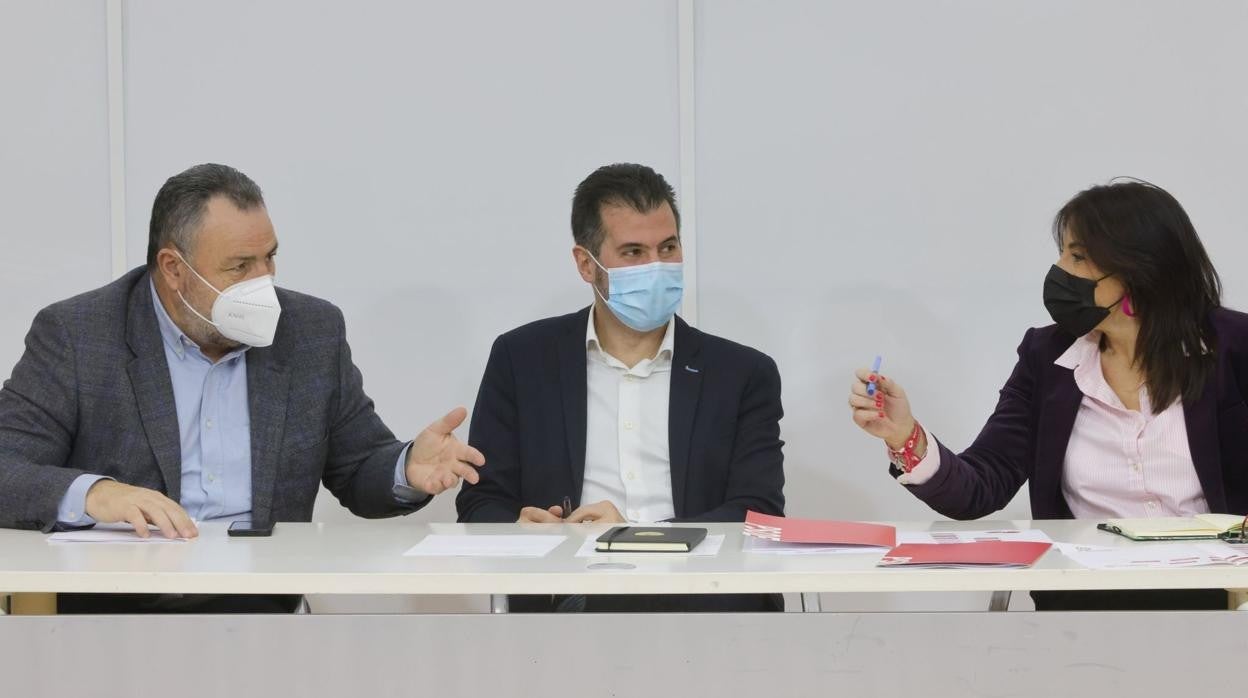 El secretario general del PSOE de Castilla y León, Luis Tudanca, junto a Ana Sánchez y Eduardo Morán durante la reunión de la Comisión Ejecutiva del partido