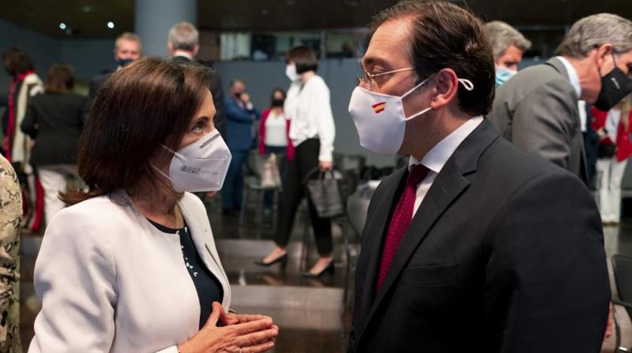 Los ministros de Defensa y de Asuntos Exteriores, Margarita Robles y Manuel Albares. Las islas Chafarinas son una reserva natural española bajo control militar