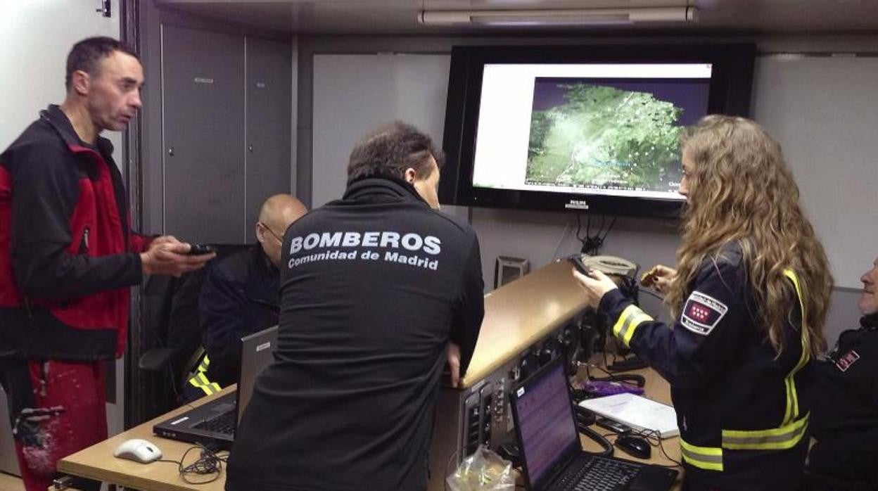 Bomberos de la comunidad de Madrid coordinando un rescate, en una imagen de archivo