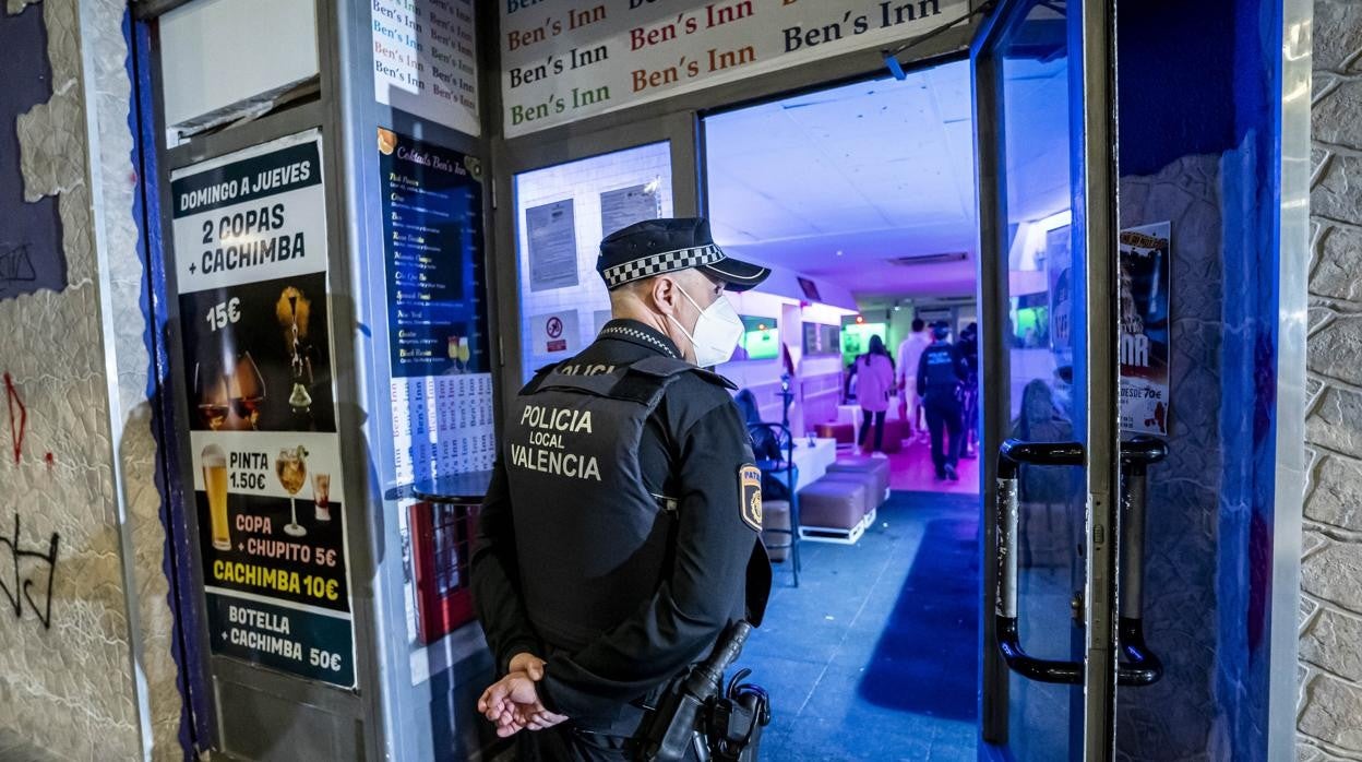 Imagen de archivo de un control de la Policía Local en una zona de ocio de Valencia