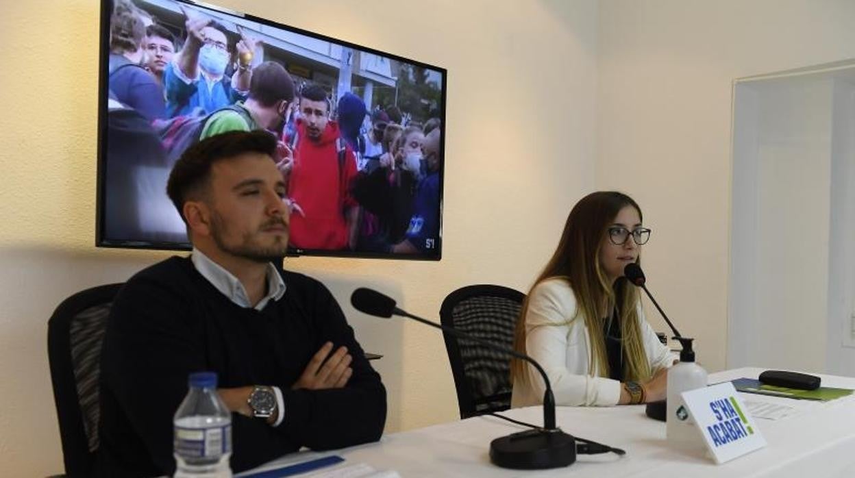 El vicepresidente de S'ha Acabat! Jordi Salvadó, una de las víctimas de las recientes amenazas, en una rueda de prensa junto a la presidenta de la asociación Julia Calvet para denunciar las agresiones sufridas en la UAB en un acto en noviembre