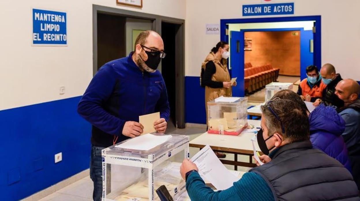 Votaciones de los trabajadores de Alcoa en la factoría de San Cibrao