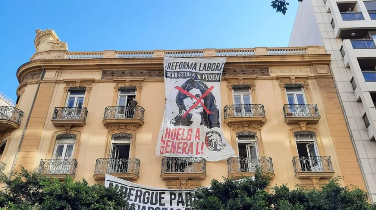 Imagen de la pancarta contra Yolanda Díaz en el edificio okupado por el Frente Obrero en Valencia