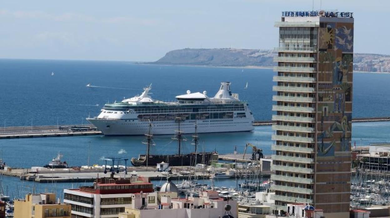 Imagen de un crucero atracado en Alicante