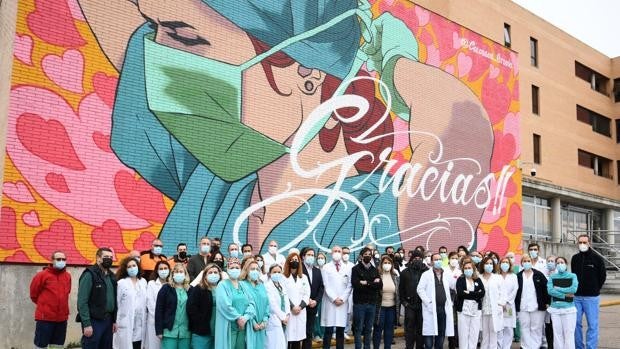 Un mural homenajea a sanitarios y trabajadores enprimera línea durante la pandemia