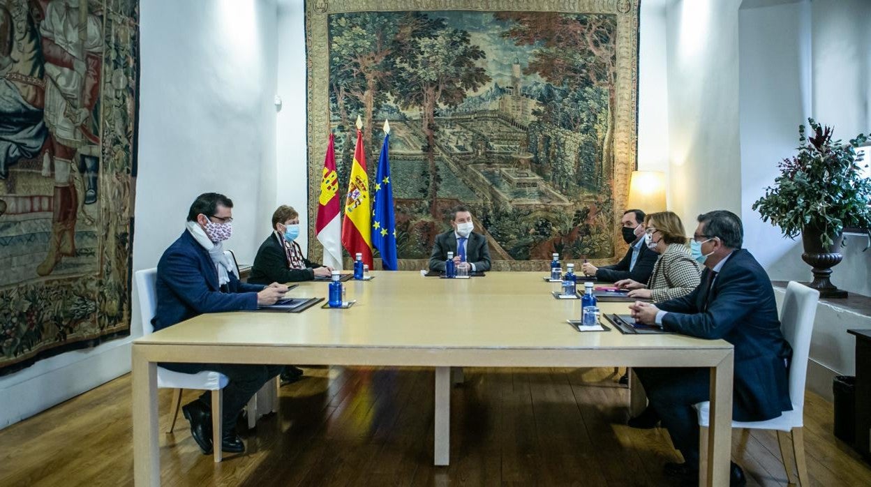 En la reunión también estuvieron el presidente de la Diputación de Ciudad Real, José Manuel Caballero, y la alcaldesa de Almadén, María del Carmen Montes