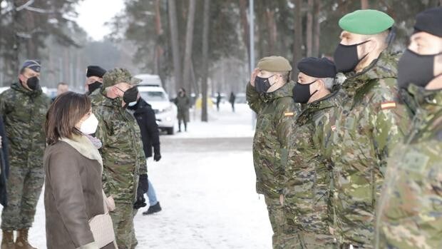 Robles visita a las tropas en Letonia por Navidad: «Sois ejemplo de eficacia y compromiso con la paz»