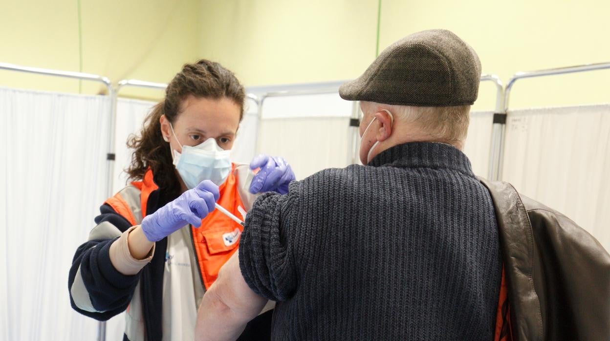 Una sanitaria pone terceras dosis de vacunación contra el Covid-19 en Ponferrada