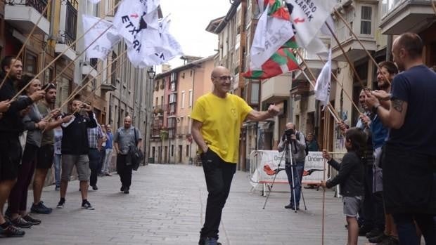 Decenas de municipios vascos y navarros homenajean hoy a ETA