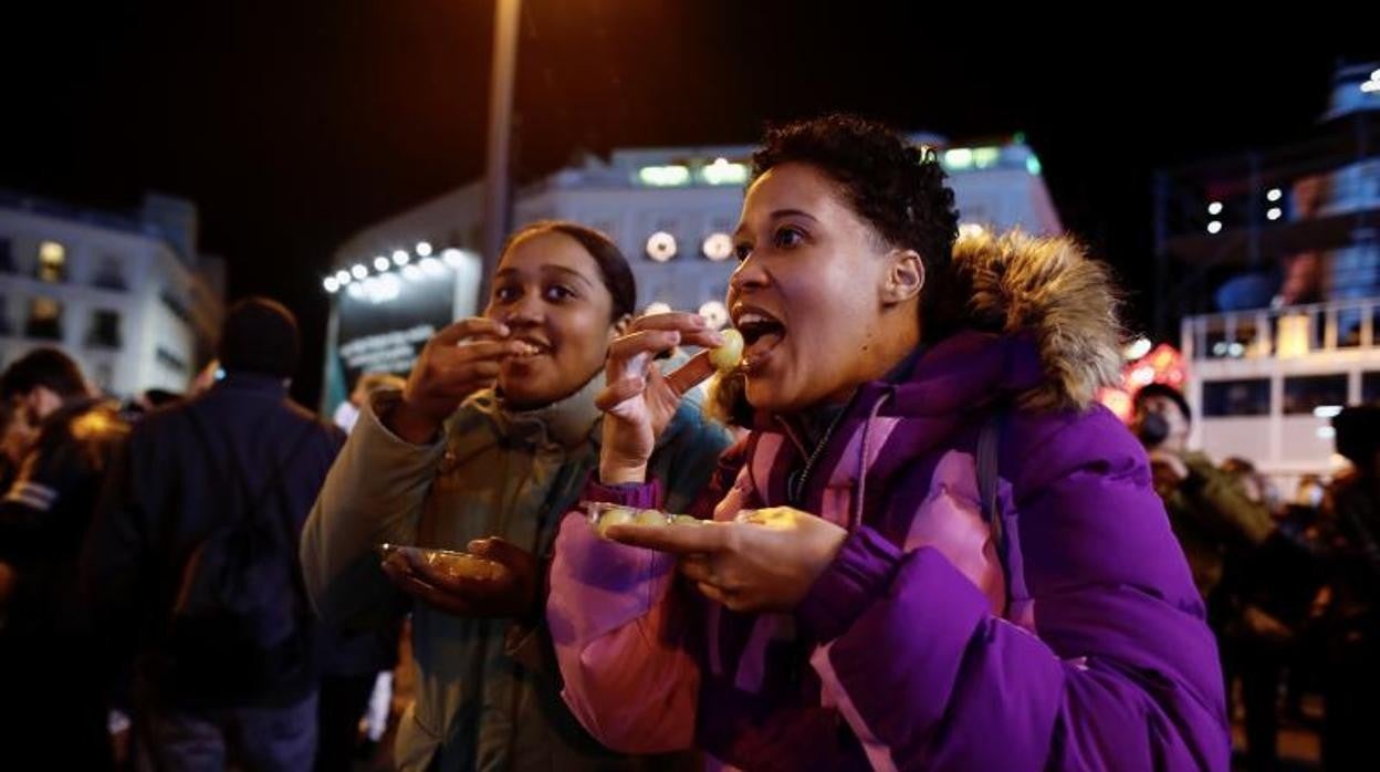 Dos mujeres durante la celebración de las preuvas en la Puerta del Sol