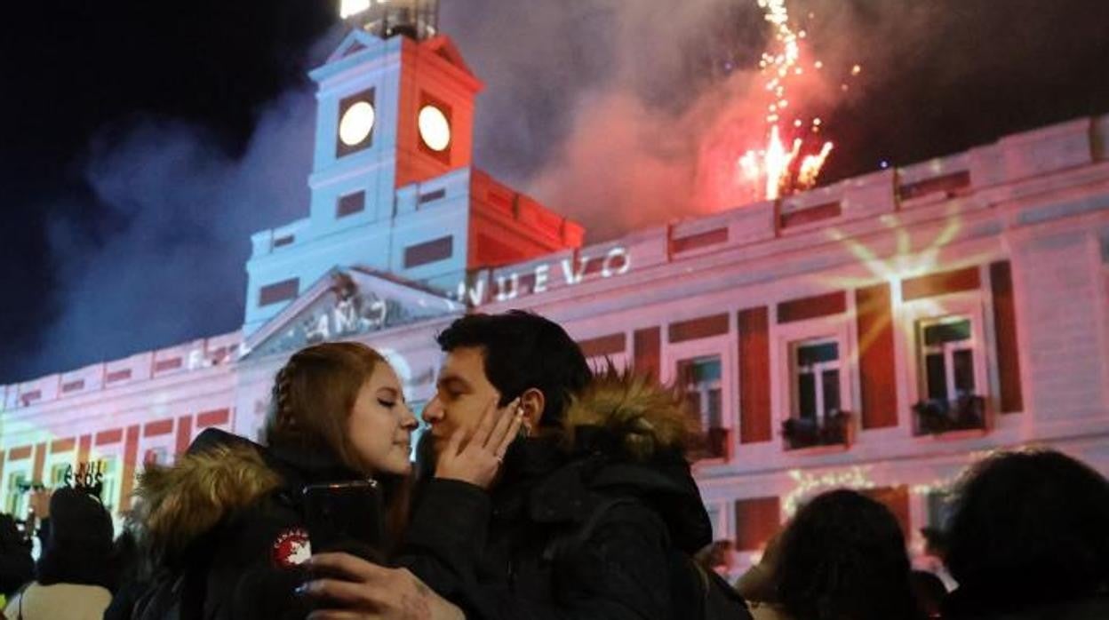 Dos jóvenes en la Puerta del Sol