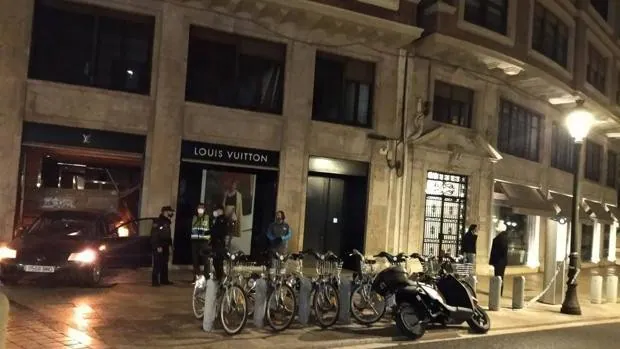 Una banda de ladrones asalta la tienda Louis Vuitton de Valencia en plenas campanadas de Nochevieja