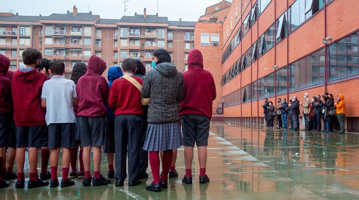 «Siempre llevaremos a Álex en el corazón», aseguraron los alumnos y profesores del colegio Jesuitas de Logroño, que se concentraron en octubre el patio del centro en recuerdo de su compañero de 9 años