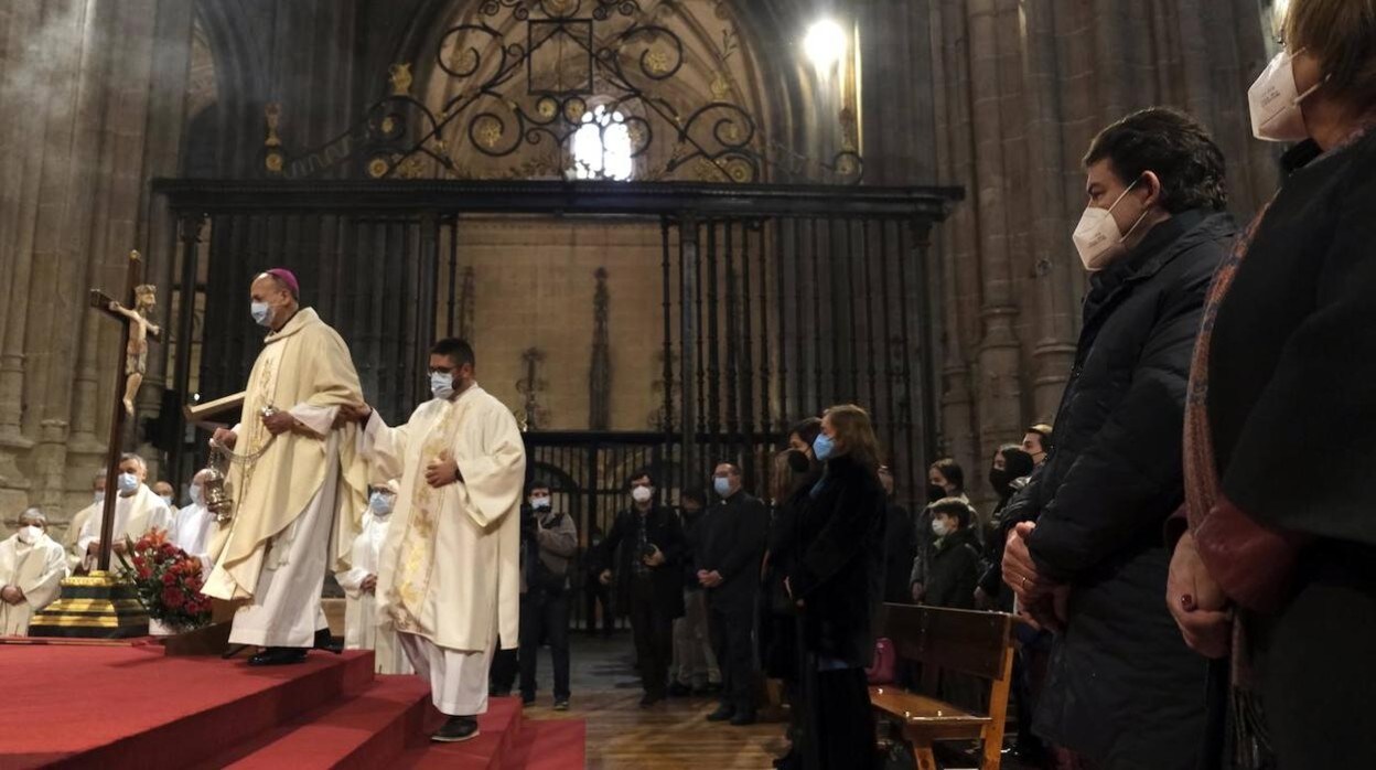 El presidente de la Junta, Alfonso Fernández Mañueco, asiste a la última misa celebrada por D. Carlos López como obispo de Salamanca
