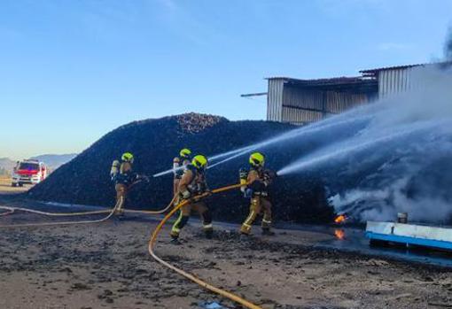 Imagen de los bomberos durante las labores de extinción del incendio en Aspe