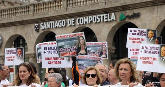 Víctimas del Alvia exigiendo justicia en una manifestación en la estación de tre de Santiago