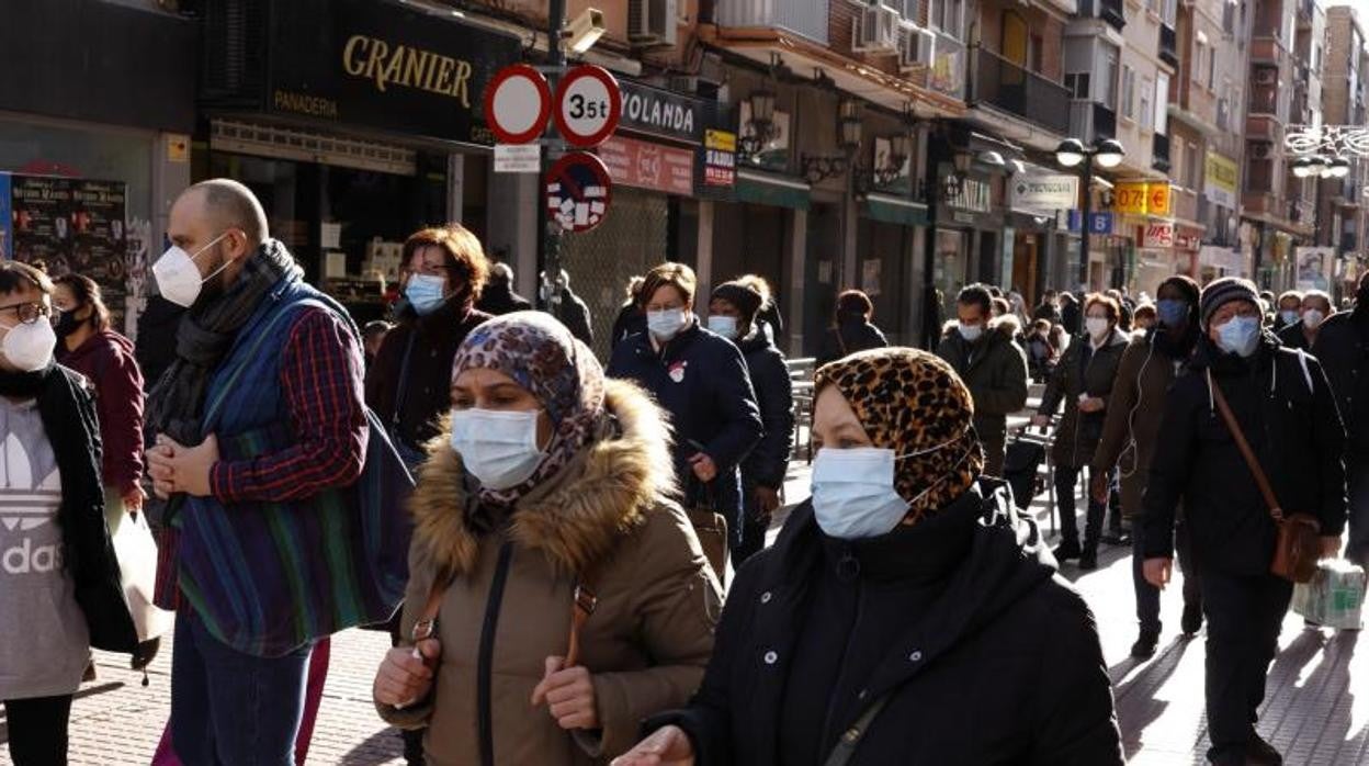 Viandantes con mascarillas en una concurrida calle de Zaragoza