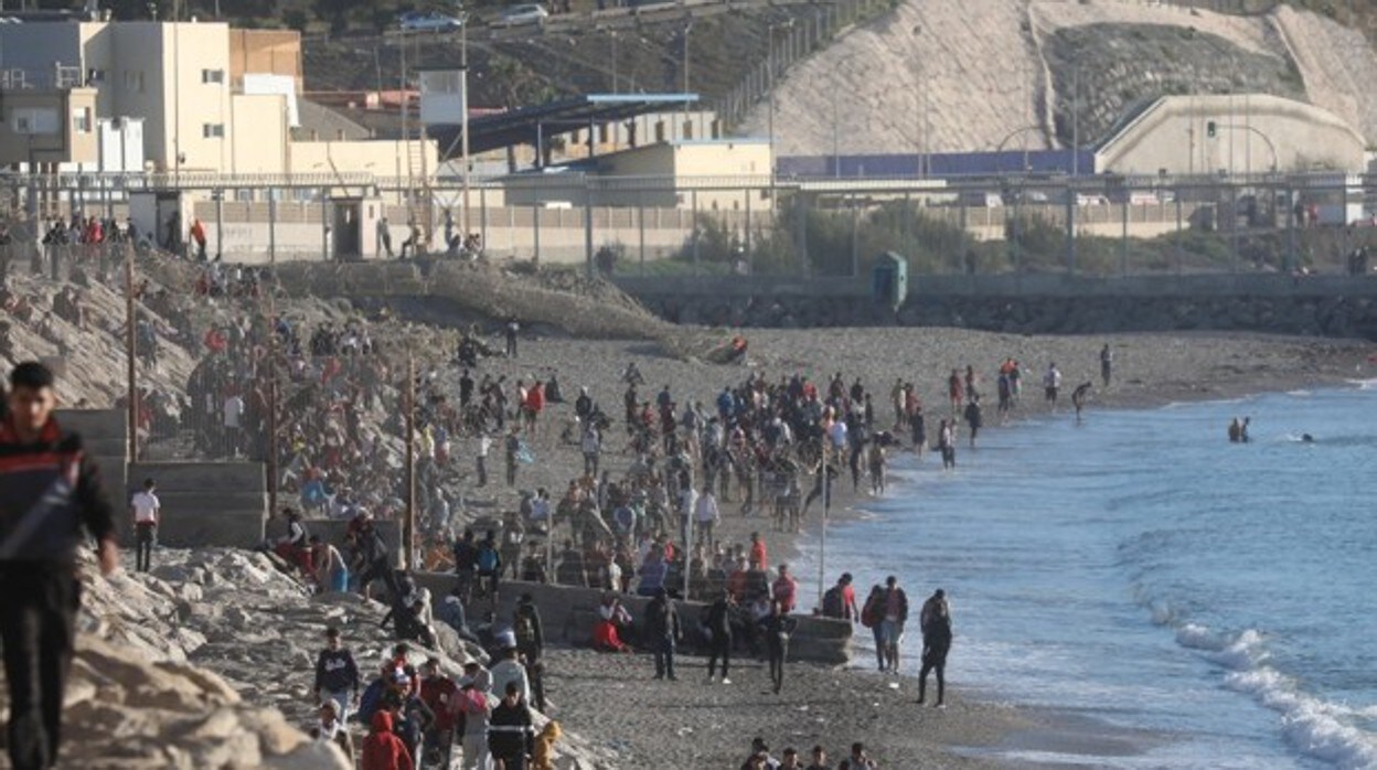 La playa fronteriza de Ceuta y Marruecos, durante las crisis migratoria de mayo