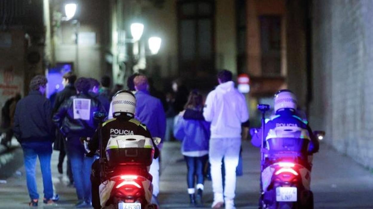 Agentes de la Urbana patrullan por Barcelona antes del toque de queda