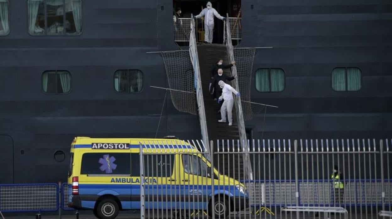 Varios sanitarios y una ambulancia a las puertas del crucero ‘Queen Elizabeth’, atracado en La Coruña