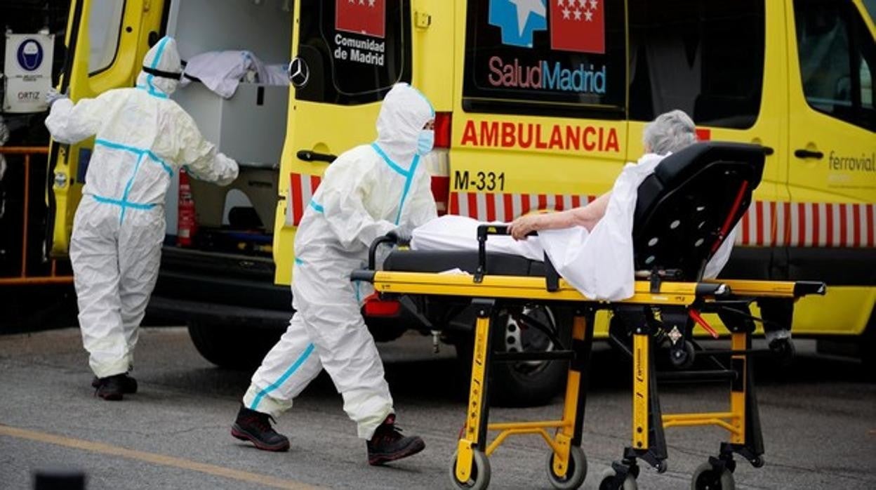 Dos sanitarios trasladan a un paciente en Madrid