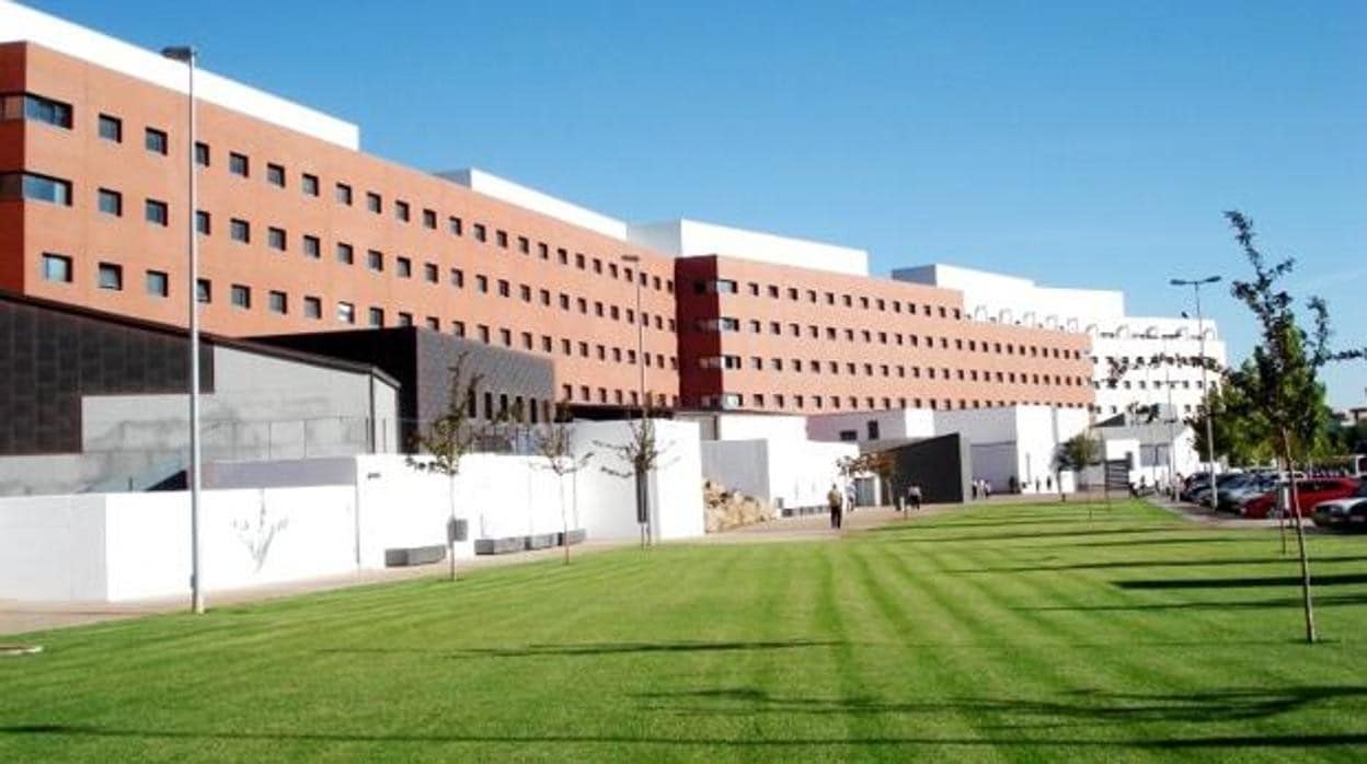 El hospital de Ciudad Real, pionero en implantar dispositivos de conectividad ósea en pacientes con sordera