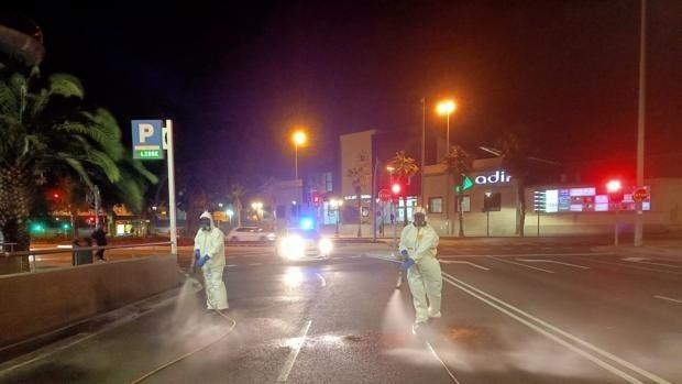 Así desinfectan en Alicante las calles después de las cabalgatas para luchar contra el coronavirus