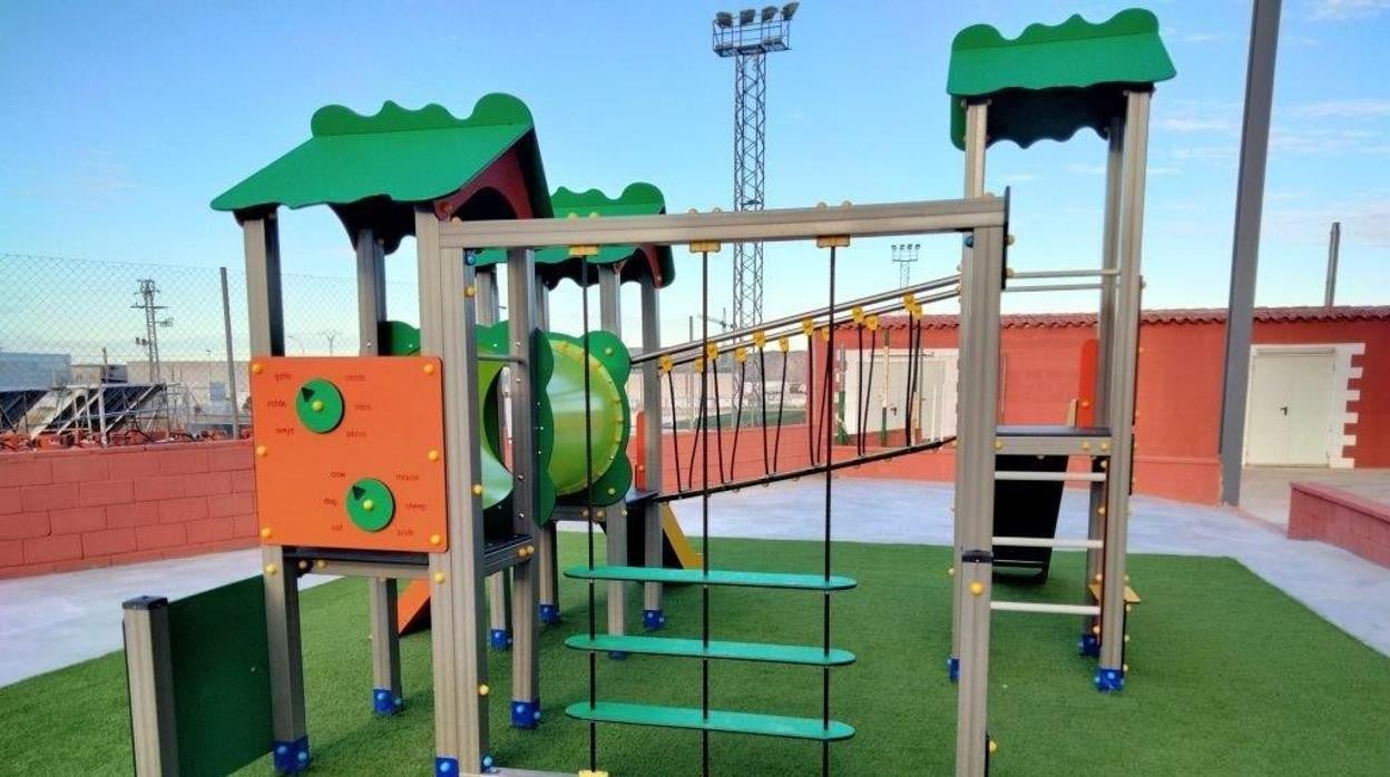 Uno de los parques infantiles instalados por la Diputación de Alicante