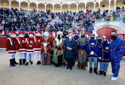 El alcalde de Albacete, Emilio Sáez junto a los Reyes Magos en el coso taurino