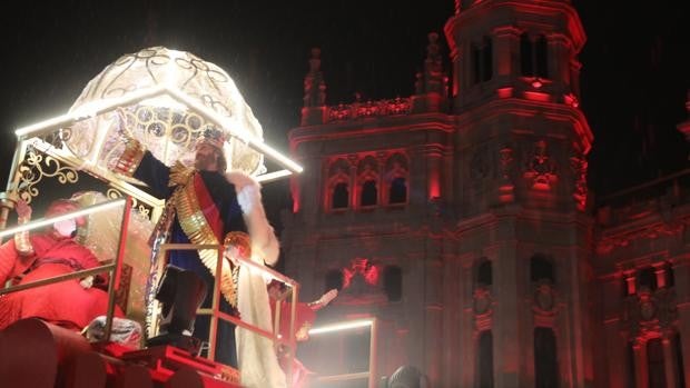 La lluvia no apaga la ilusión por ver el regreso de los Reyes Magos: «Las cosas bonitas de la vida no pueden perderse»